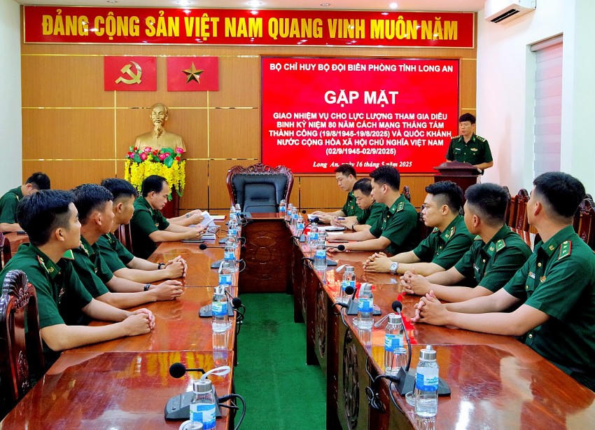 8 cán bộ được lựa chọn vào đội hình tham gia luyện tập diễu binh là những cán bộ tiêu biểu, được tuyển chọn kỹ lưỡng. Ảnh: Quân Phương