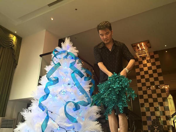 Nam ca sĩ đích thân trang trí từng chi tiết. Ảnh: Internet