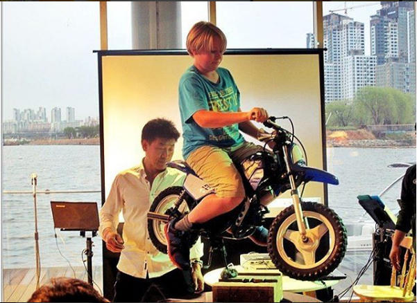 Cậu bé cùng chiếc xe máy mini được giữ cân bằng hoàn hảo trên chân gác. (Ảnh: Instagram)