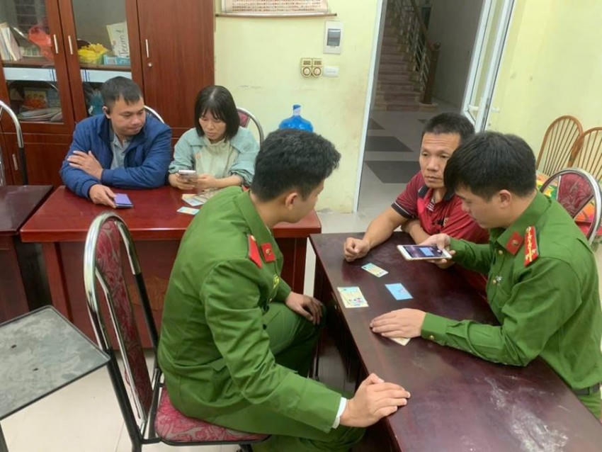 Cán bộ, chiến sĩ Công an phường Tây Tựu hỗ trợ nhập dữ liệu thành công cho Nhân dân.