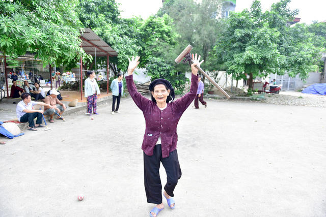 Cụ Nguyễn Thị Môn năm nay đã 87 tuổi, có đến 20 năm kinh nghiệm chơi bóng cửa. Trong đội của mình, cụ được coi là thành viên xuất sắc với số lần đánh bóng qua khung thành luôn cao nhất đội.