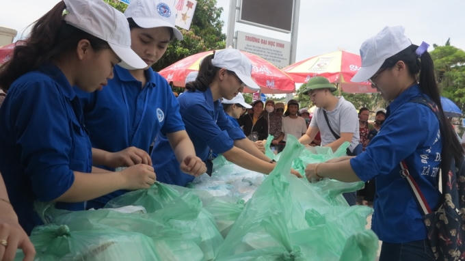 Tình nguyện viên sẵn sàng đón, phục vụ cơm, nước cho thí sinh khi thời gian làm bài kết thúc.