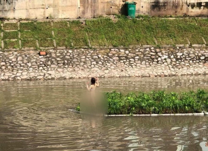 Hình ảnh cô gái nhảy xuống sông Tô Lịch.