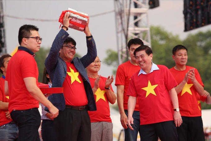 Trưởng đoàn Dương Vũ Lâm thay mặt ĐT U23 Việt Nam nhận số tiền thưởng 2 tỉ đồng từ UBND TPHCM tại buổi giao lưu hôm 4.2. Ảnh: Trường Sơn