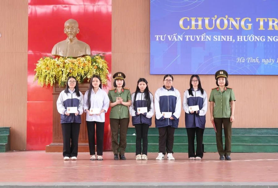 Công an tỉnh Hà Tĩnh đã trao tặng 5 suất quà cho các em học sinh. (Ảnh: CAHT)