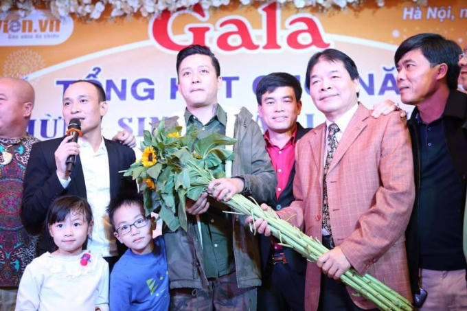 Ca sỹ Tuấn Hưng giao lưu với đại diện lãnh đạo FC Phóng viên.