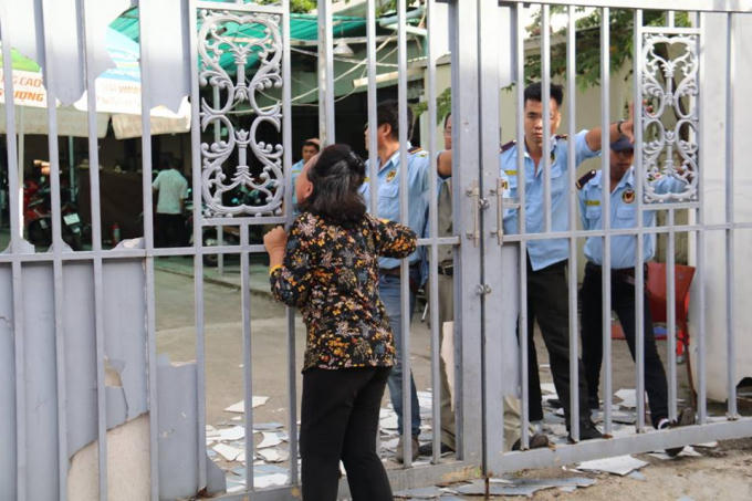 Có thể thấy rất rõ nhóm người này mang áo có logo giống nhau, giống áo công ty bảo vệ.