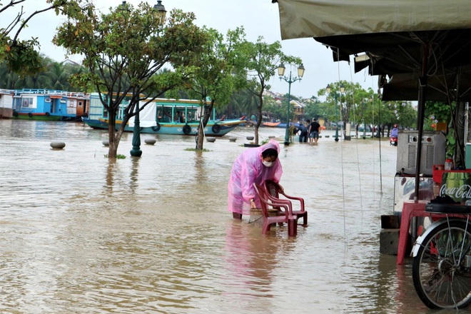 Người dân phố cổ Hội An cho hay, sáng sớm nay không hề có nước nhưng chỉ một tiếng đồng hồ sau nước sông dâng lên rất nhanh.
