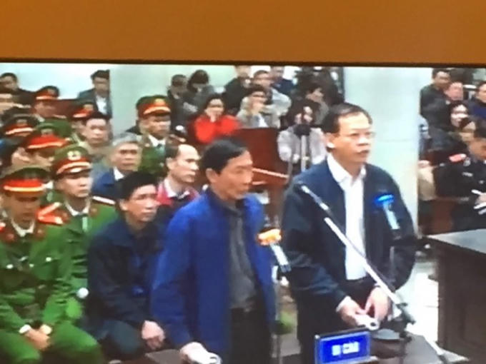 Bị cáo Phùng Đình Thực (bìa phải) đang đối chất cùng bị cáo Chương trước HĐXX.