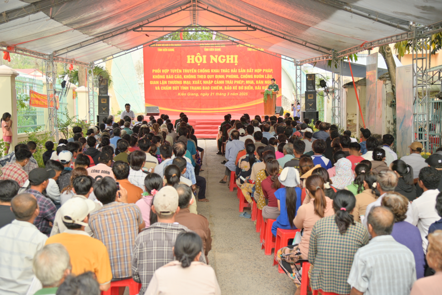 Quang cảnh buổi họp dân tuyên truyền các nội dung văn bản pháp luật tại xã Bình An, huyện Kiên Lương