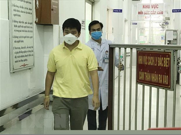 Bệnh nhân Li Zichao (28 tuổi, quốc tịch Trung Quốc) xuất viện ngày 4/2. (Ảnh: Đinh Hằng/TTXVN)