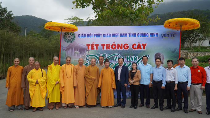 Các tăng, ni cùng đại biểu và phật tử, nhân dân tham gia tết trồng cây tại danh thắng Yên Tử.