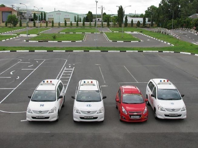 Nhiều bạn đọc cho rằng cần kiểm soát ngay từ khâu đầu tiên đào tạo và thi bằng lái.