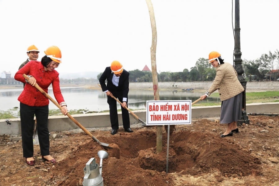 Trồng cây ven hồ Mật Sơn (phường Sao Đỏ, TP Chí Linh).