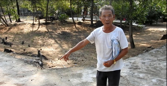 Ông Trần Hữu Thung tổ trưởng liên gia, giám sát xã và cơ sở xóm Bắc Lạc kiêm giám sát xã và cơ sở   đang chỉ cho PV những đoạn đường bị hư hỏng.