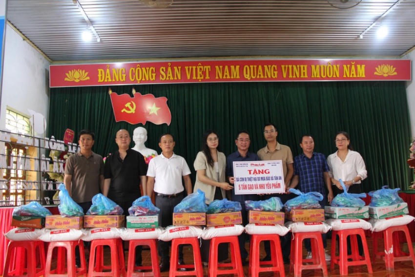 Tiến sĩ Vũ Hoài Nam, Bí thư Đảng uỷ, Tổng biên tập Báo Pháp luật Việt Nam cùng đại diện các đơn vị đồng hành trao quà tới người dân xã Tân An.