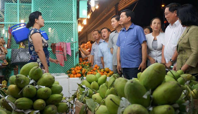 Bí thư Đinh La Thăng hỏi giá cả, xuất xứ trái cây tại chợ đầu mối nông sản Thủ Đức.