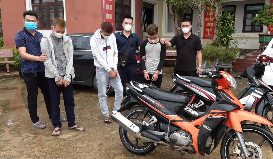 Các đối tượng đang bị còng tay và tang vật thị thu giữ tại cơ quan Công an