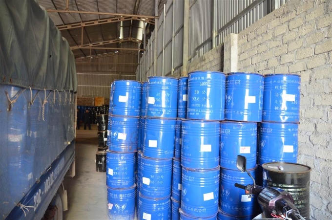 Những thùng phuy này được dán tem rất thô sơ, không có tem nhập khẩu, dấu của cơ quan chức năng kiểm định...