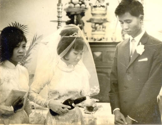 Cô dâu rót rượu tây mời chú rể trong lễ cưới. Ảnh: Internet.