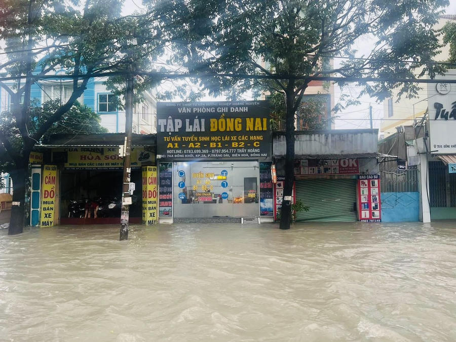 Ngập nặng sau mưa lớn khu vực cầu Đồng Khởi chiều 1/7. (Ảnh: Chuyện Biên Hoà)