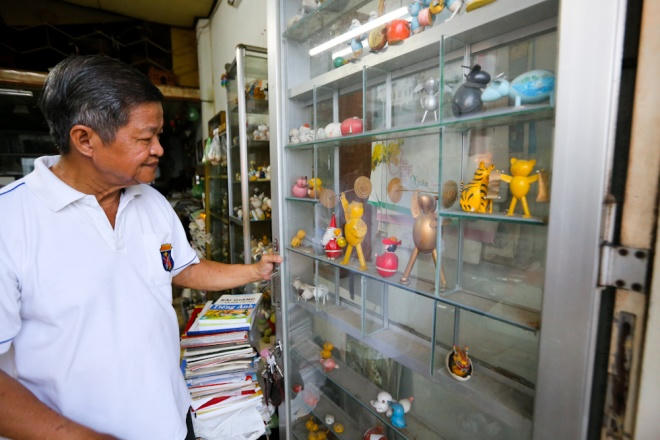 Các tác phẩm của ông đều được trưng bày gọn gàng trong tủ kính. Thậm chí ngay cả cánh cửa cũng được thiết kế làm nơi trưng bày sản phẩm nghệ thuật.