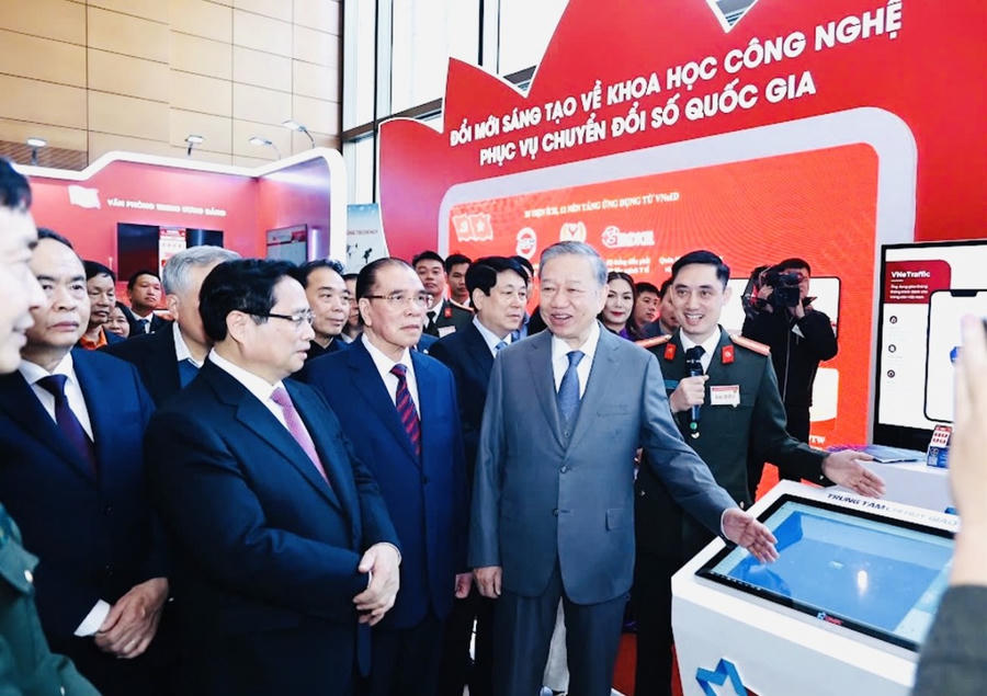 Tổng Bí thư Tô Lâm cùng các lãnh đạo Đảng và Nhà nước; nguyên lãnh đạo Đảng và Nhà nước cùng các đại biểu thăm quan các gian hàng công nghệ tại Hội nghị toàn quốc về đột phá phát triển khoa học, công nghệ, đổi mới sáng tạo và chuyển đổi số quốc gia ngày 13/1/2025 tại Hà Nội.