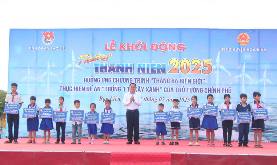 Ông Ngô Vũ Thăng - Tỉnh ủy viên, Phó Chủ tịch UBND tỉnh Bạc Liêu, trao tặng học bổng cho các em học sinh có hoàn cảnh khó khăn có thêm điều kiện vươn lên trong học tập.