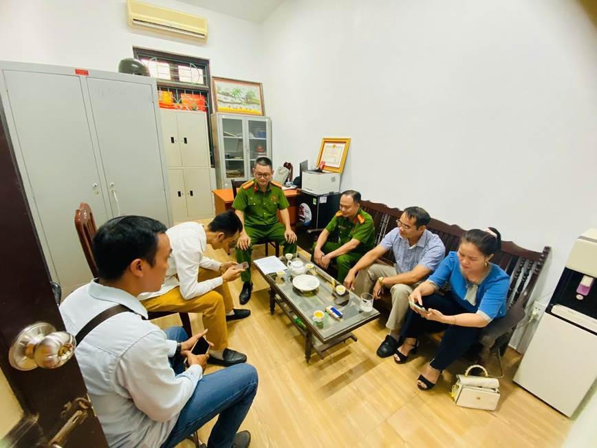 Các bên có liên quan làm việc tại trụ sở Công an xã Quảng Bị.