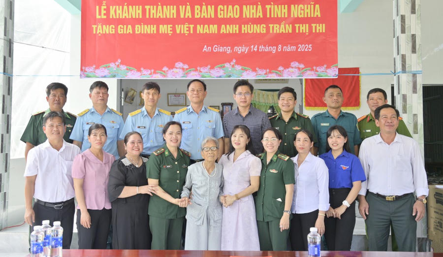 Các đại biểu chụp ảnh lưu niệm cùng Mẹ Thi trong buổi bàn giao nhà.