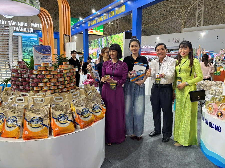 Bà Quảng Xuân Lụa - Giám đốc Trung tâm xúc tiến, đầu tư, thương mại và du lịch An Giang cùng lãnh đạo Sở ngành, đại biểu tham dự Hội chợ mùa Thu lần I năm 2025.