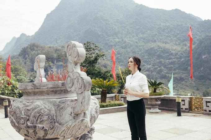 Lý Nhã Kỳ nghiêm trang thắp hương lễ tạ thần linh tại Khau Sớ - Hà Quảng - Cao Bằng