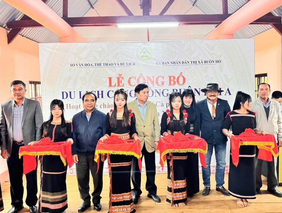 Các đại biểu tham dự cắt bang lễ công bố Buôn du lịch cộng đồng. Ảnh: Thanh Hải
