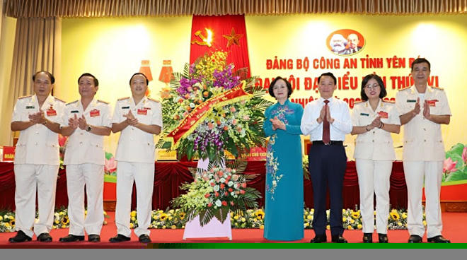 Đồng chí Phạm Thị Thanh Trà - Ủy viên Ban Chấp hành Trung ương Đảng, Bí thư Tỉnh ủy, Chủ tịch HĐND tỉnh và đồng chí Đỗ Đức Duy – Phó bí thư Tỉnh ủy, Chủ tịch UBND tỉnh tặng hoa chúc mừng Đại hội đại biểu Công an tỉnh.