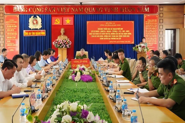 Công an tỉnh Quảng Ninh tổ chức hội nghị triển khai kế hoạch phối hợp giữa các lực lượng, cơ quan, ban ngành tỉnh về việc tuyên truyền, hướng dẫn thủ tục hành chính, tháo gỡ khó khăn, vướng mắc trong quá trình triển khai chính quyền địa phương hai cấp .