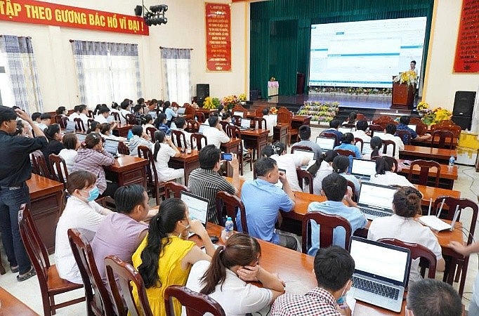Phối hợp với Tập đoàn Viettel tập huấn chuyển đổi số, thực hành phần mềm quản lý bệnh viện và bệnh án điện tử. Ảnh: Trần Ngọc Cường