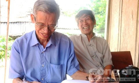 Đại tá Trần Hồng (phải), ông Võ Đại Hàm (trái) bồi hồi nhớ lại những kỷ niệm với Đại tướng - Ảnh: Hoàng Quân