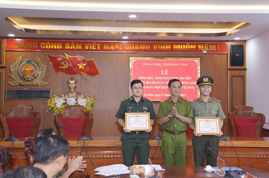 Đại tá Phạm Minh Lũy - Phó Giám đốc Công an tỉnh Cà Mau, trao giải Nhì cho tác giả, nhóm tác giả.