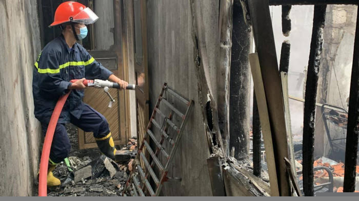 Lực lượng chữa cháy đang nỗ lực khống chế đám cháy.