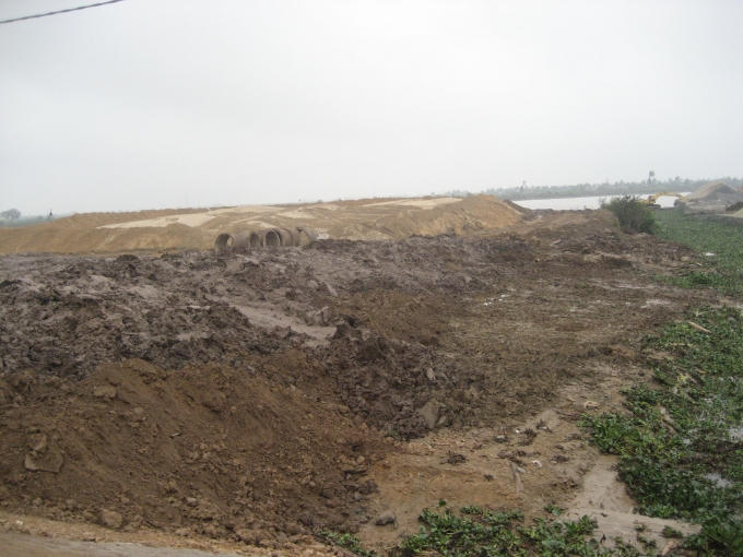 Việc san lấp ngày càng bành trướng, mở rộng ra phía lòng sông.