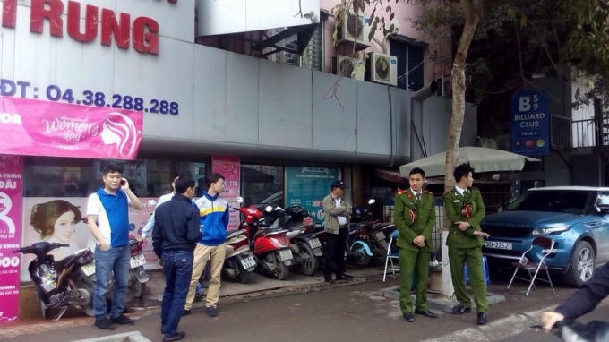 Hiện trường khi Công an đến Phòng khám Khương Trung ( ảnh T.S).