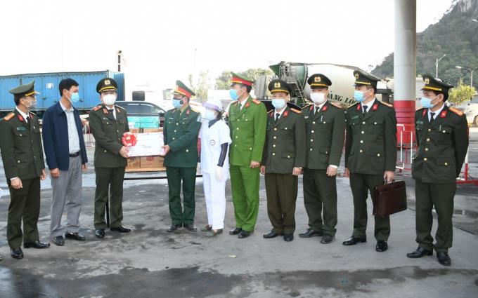 Giám đốc CATP Vũ Thanh Chương, tặng quà Chốt cầu Đá Bạc, huyện Thủy Nguyên