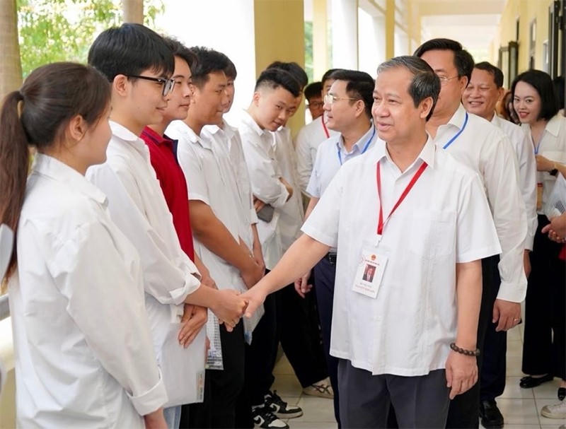 Bộ trưởng Bộ GD&ĐT Nguyễn Kim Sơn kiểm tra công tác coi thi tại Vĩnh Phúc. (Ảnh: Bộ GD&ĐT)