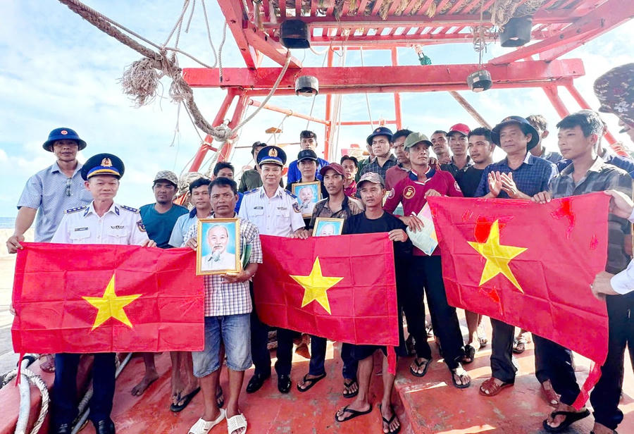 Thiếu tướng Nguyễn Văn Dũng, Chính ủy Bộ Tư lệnh Vùng Cảnh sát biển 4 trực tiếp tuyên truyền chống khai thác IUU, tặng Cờ Tổ quốc cho bà con ngư dân