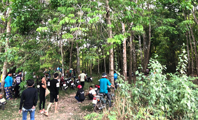 Hiện trường người đàn ông treo cổ. (Ảnh: báo Dân trí)