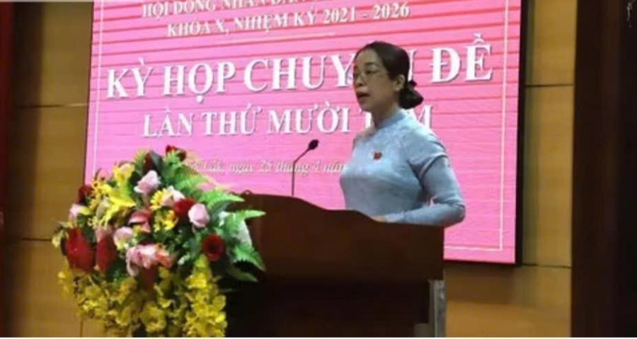 Phó Bí thư Tỉnh ủy, Chủ tịch HĐND tỉnh Đắk Lắk, Huỳnh Thị Chiến Hòa chủ trì phiên họp. Ảnh: Công Lý