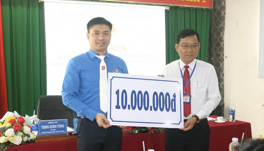 Đồng chí Bí thư Đoàn Bộ Tư pháp Trịnh Xuân Tùng đã trao 10 triệu đồng cho Cấp uỷ, Ban giám hiệu Trường Cao đẳng Luật miền Nam dành tặng cho 20 bạn đoàn viên có hoàn cảnh khó khăn.
