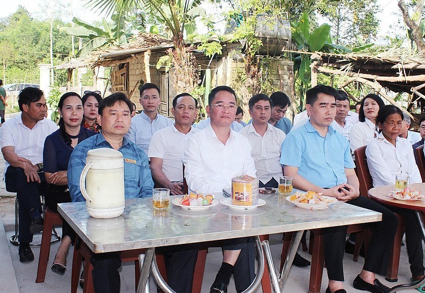Đoàn công tác có mặt tại thôn Hạ Tiến, xã An Dũng, huyện Đức Thọ để tặng nhà cho chị Nguyễn Thị Tuyết.