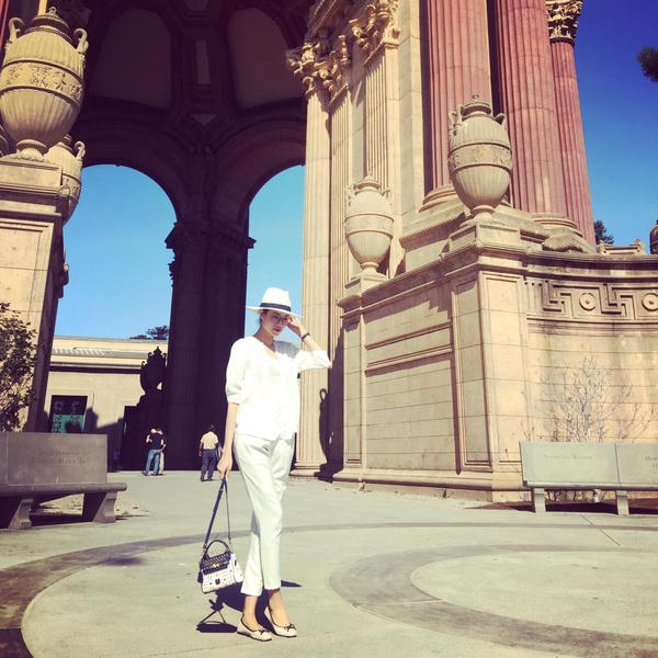 Với tông màu trắng, trông Phạm Hương có vẻ mảnh mai hơn. Ảnh: internet.