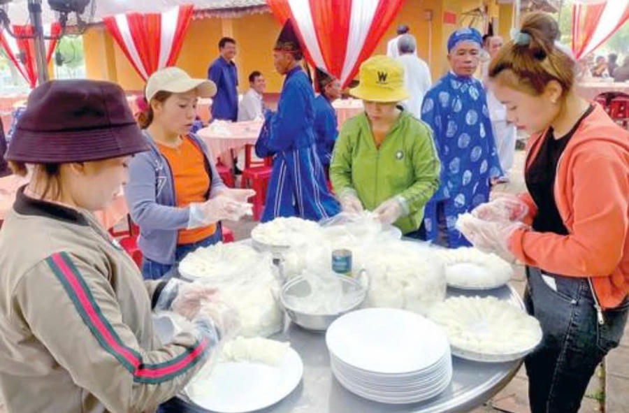 Người dân quây quần chuẩn bị mâm cơm lễ cúng Khai sơn tại An Khê trường. Ảnh: Báo Gia Lai